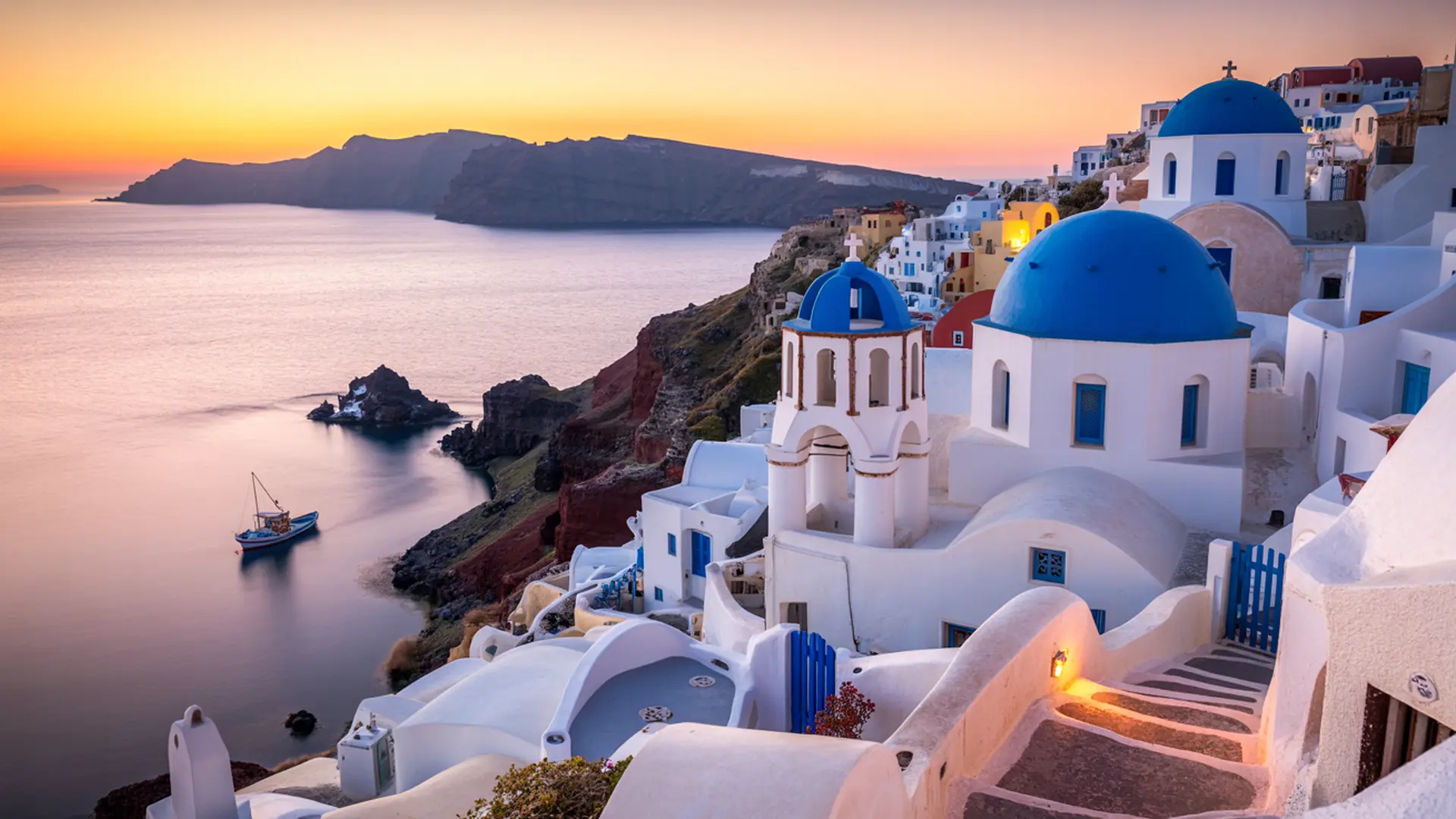 Santorin au coucher du soleil, dômes bleus et caldeira — voyage Grèce Oscar Airlines